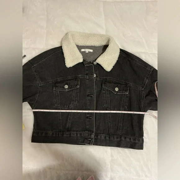 PacSun Women's grey Denim Jacket with White Sherpa Collar - Picture 4 of 9